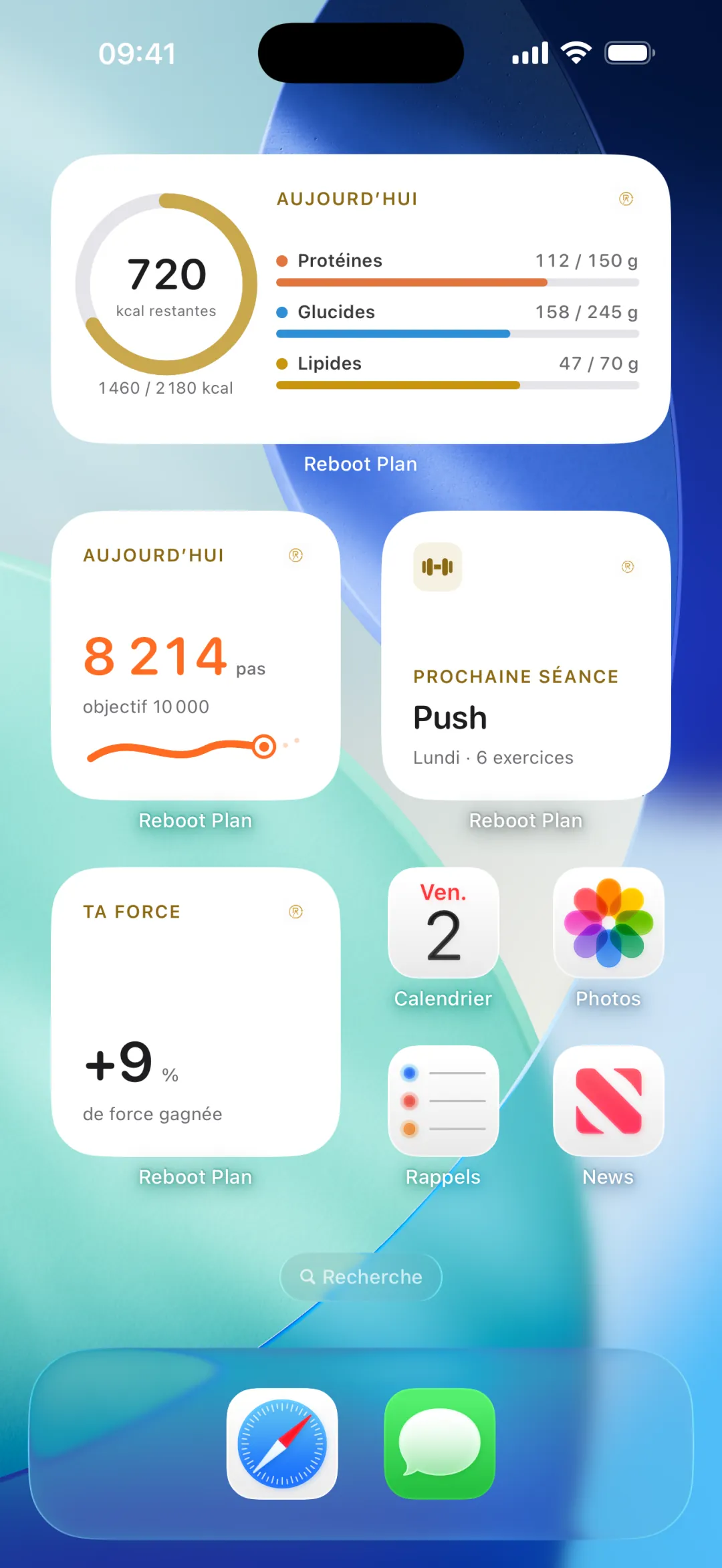 Écran d'accueil de l'iPhone avec quatre widgets Reboot Plan : 720 kcal restantes sur 2 180, 8 214 pas, prochaine séance Push lundi, force gagnée de 9 %.