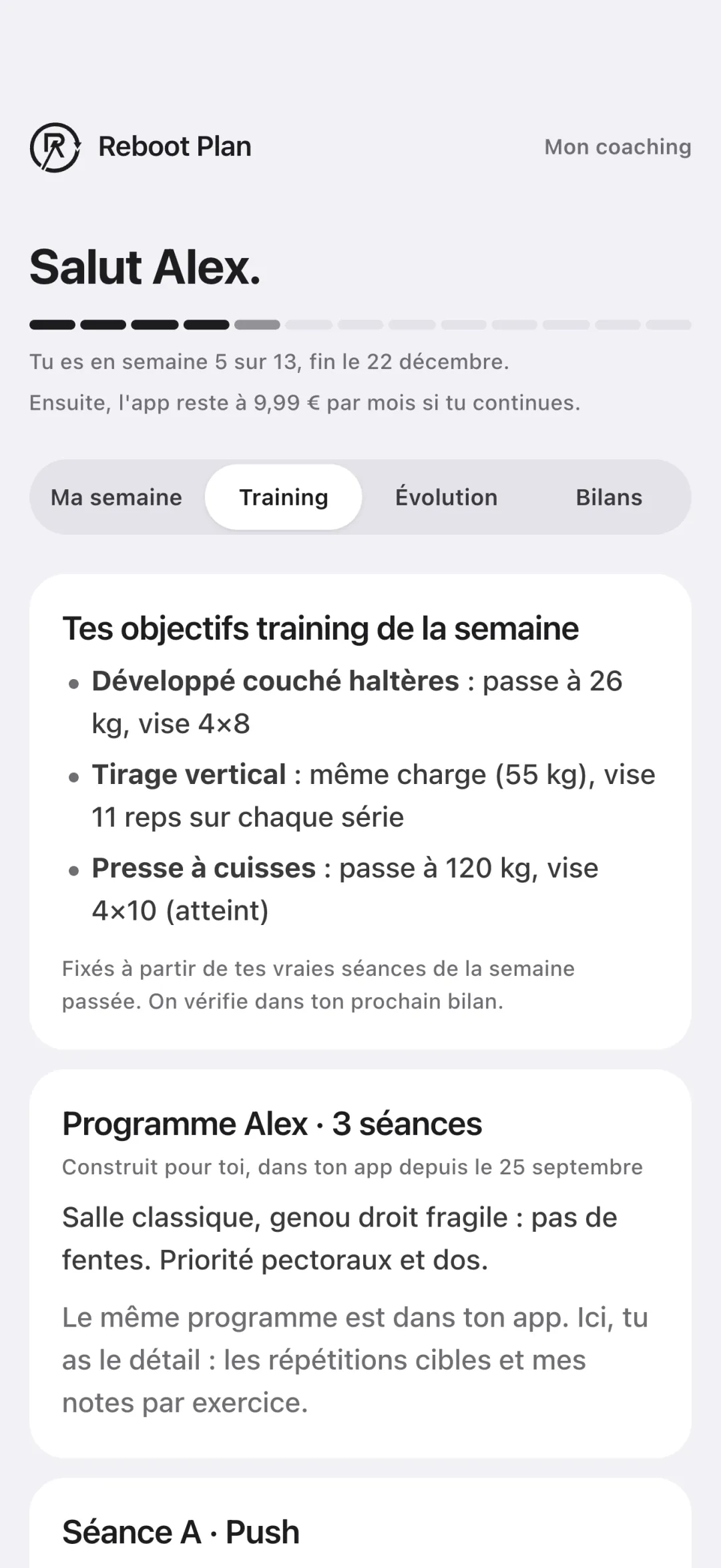 Exemple d'espace de suivi, onglet Training : les objectifs de la semaine exercice par exercice (charge visée, séries et répétitions), puis le programme construit sur mesure, trois séances.