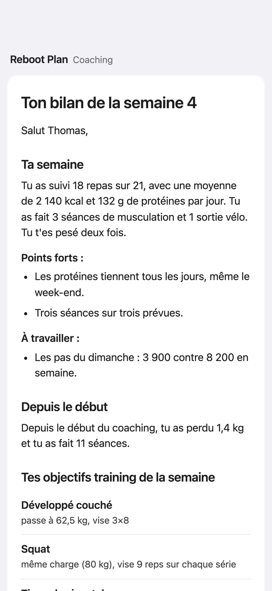 Exemple de bilan de la semaine 4 reçu par mail : ta semaine en chiffres (repas suivis, calories et protéines par jour, séances), tes points forts, ce qu'il reste à travailler, ce qui a bougé depuis le début, puis tes objectifs training de la semaine.