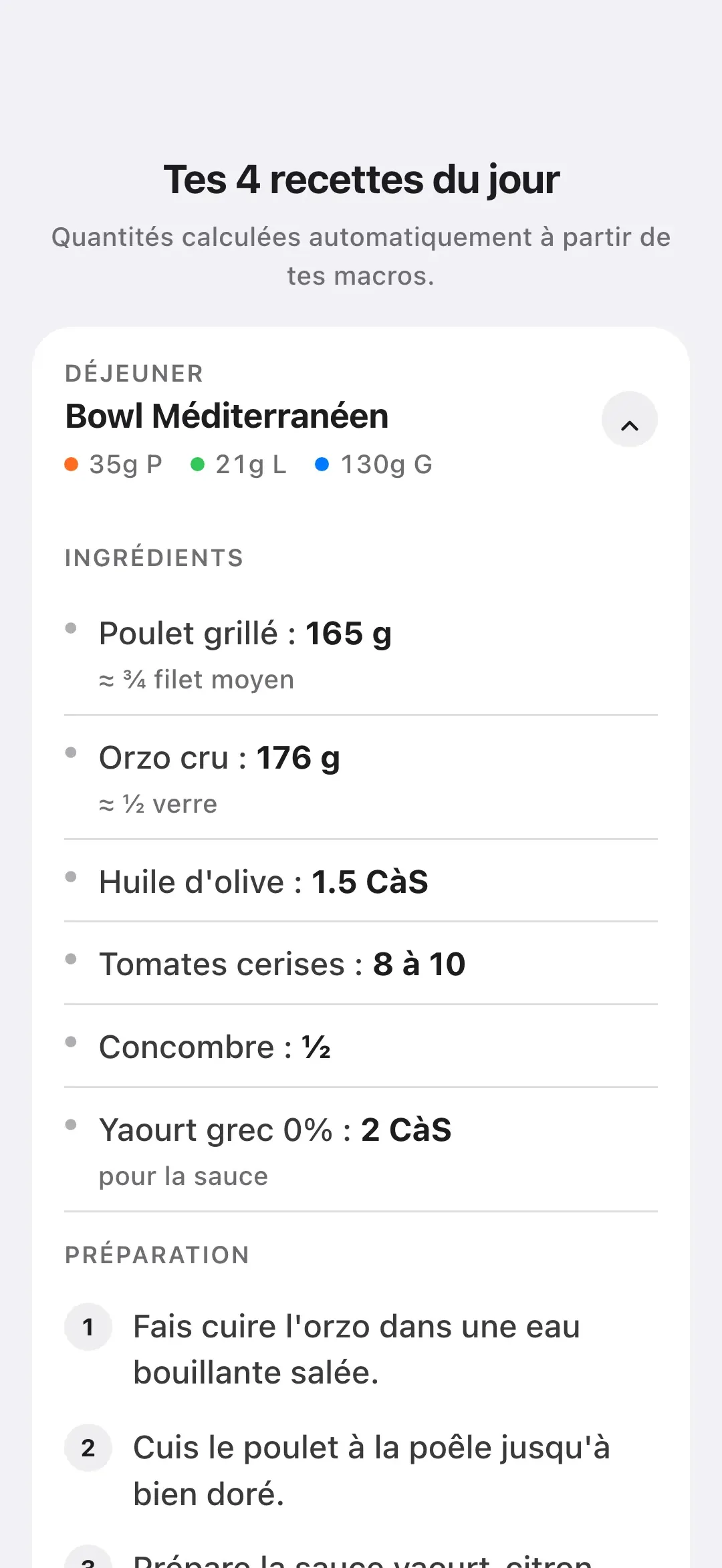 L'outil Ta Journée Optimale sur un téléphone : la recette du déjeuner, un bowl méditerranéen, avec ses ingrédients pesés selon les macros et les étapes de préparation.