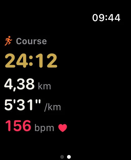Course en direct sur Apple Watch : 24 min 12, 4,38 km, 5'31 au kilomètre, 156 bpm.